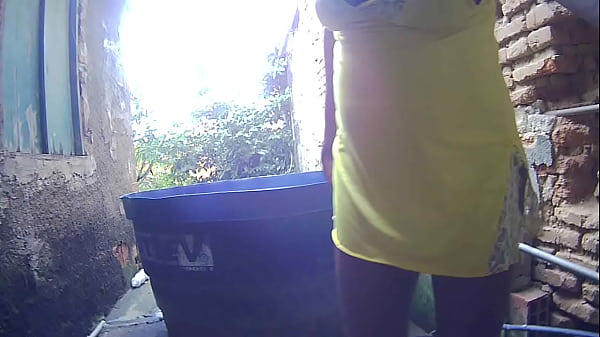 opening the pussy for piss