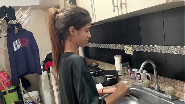 Download Video - jovencita hermanastra est&aacute; haciendo aseo&comma; cachonda hermanastra me da su rico co&ntilde;o&period;