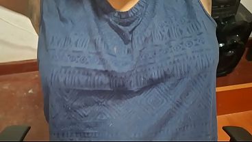 自宅オフィスで働く巨乳秘書