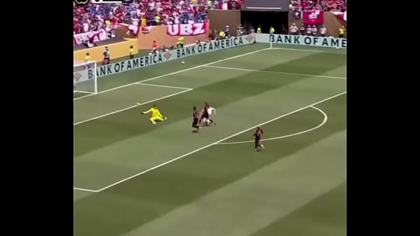 ENGLISH WOMEN GIVING GOOD TIME TO FLAMENGO FANS