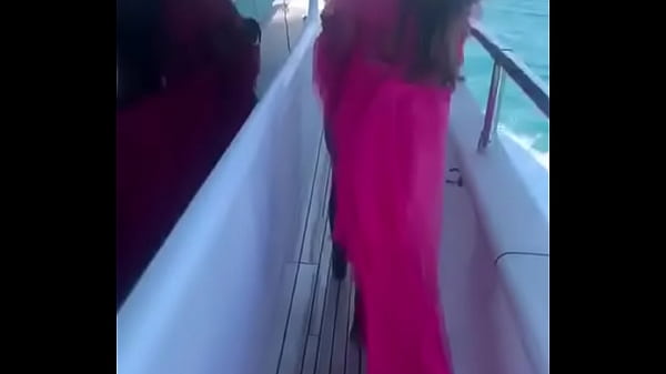 Wunderschönes Ebenholzbaby Auf Einer Yacht