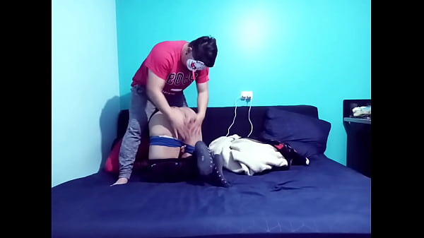 Download Video - Pierde apuesta y le toca depilarse el culo&comma; se calientan y terminan follando