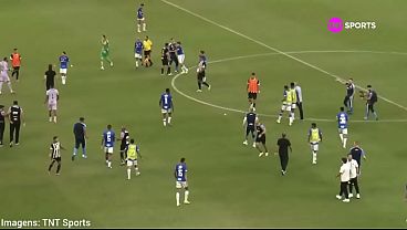 Cruzeiro vs. Atlético-MG to the sound of Linkin Park.