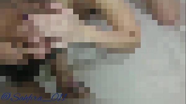 Young girl doing Deep Throat on the black pauzao