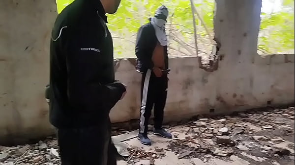 Download Video - Motoboy entrou no mato pra mijar mas acabou sendo macetado por dois negros dotados e enlouqueceu&period; &lpar; Pr&eacute;via&rpar;