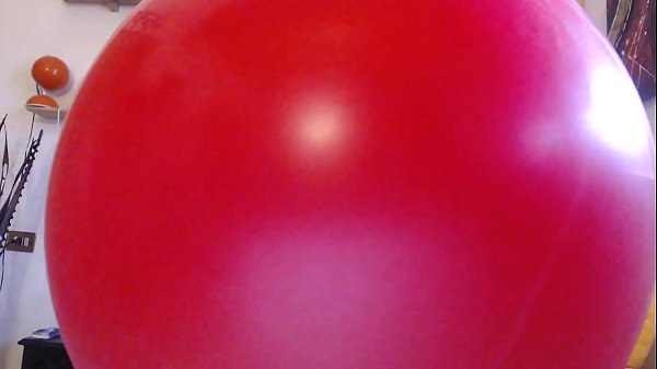 Nicoletta excites you with large balloons and is ready to show you her passion for fetish