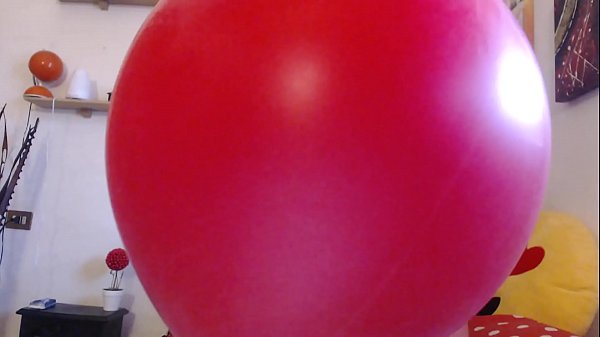 Nicoletta excites you with large balloons and is ready to show you her passion for fetish