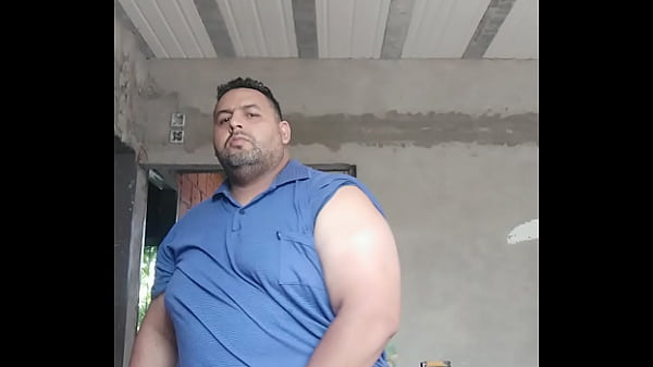 Gordo forzudo se pajea en la casa de una clienta