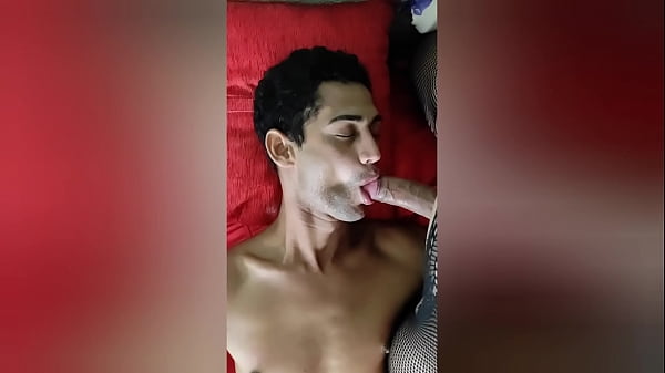 Boneca gostosa sai pro rol&ecirc; encontra um rapaz c...