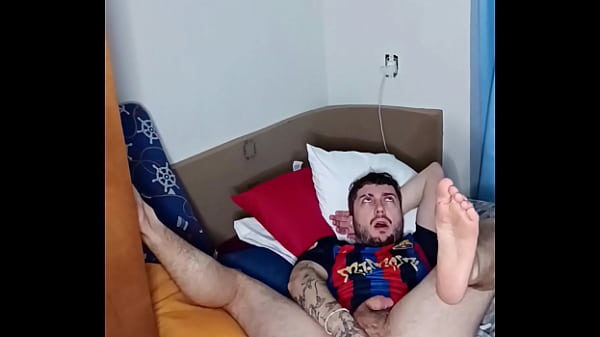 Branquinho maloka brincando com dildo no cu