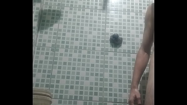 Tomando banho com pau duro