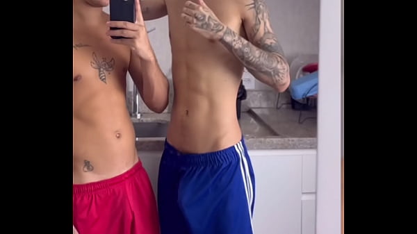 O ABELHINHA CHUPA A CABE&Ccedil;A DA ROLA BEM GOSTOSO