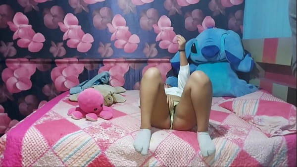 Download Video - Me dejan sola en casa y dejo que mi vecino me folle duro