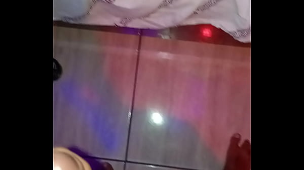 Download Video - Loirinha gostosa exibindo seu lindo corpinho e dando sua buceta rosa