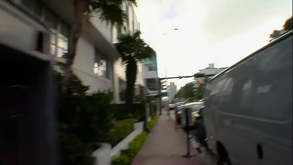 Horny Kelly Surfer Gets A Nice Facial