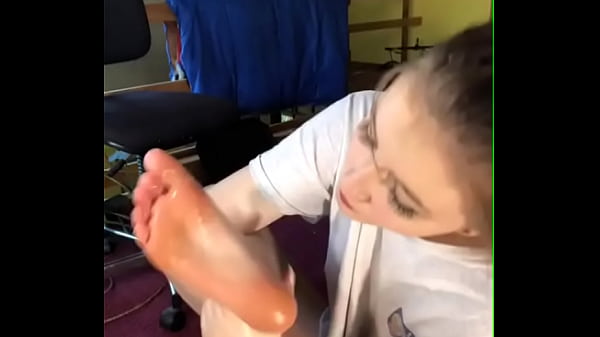 Hermosa mujer se chupa los pies y los llena de su rica saliva