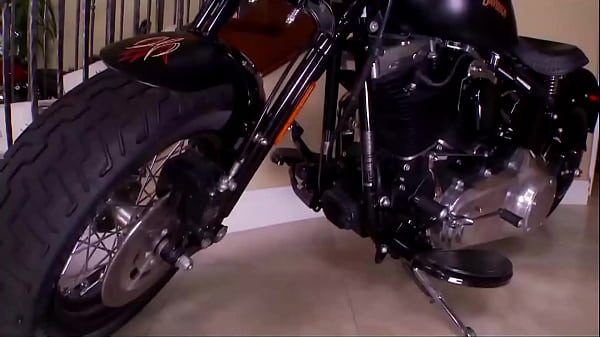 ANAL HOME DELIVERY! Teen blonde Debora thanks the pizza guy with an ANAL DRILLING