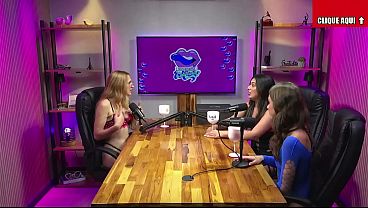 LOIRA GOSTOSA VAI AO DELÍRIO COM GELO NOS PEITOS E NA BUCETA