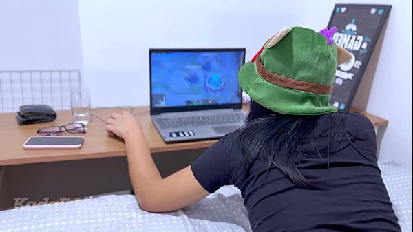 Chamei ela pra jogar LOL e joguei meu pau na bucetinha dela