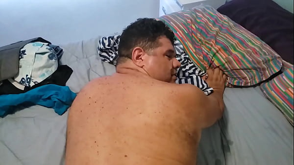 Download Video - Depois de uma madrugada inteira dando&comma; convenci o neg&atilde;o a filmar a metida