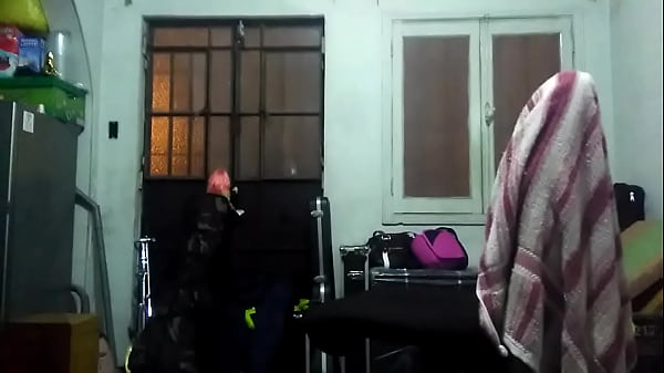 Me tiro a mi hembra en una silla giratoria. Le destrozo el culito.