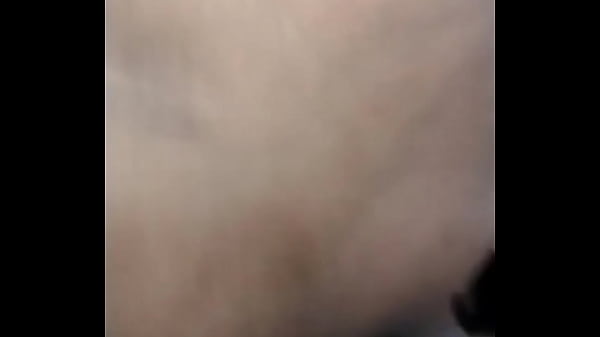 Baiser Pendant Que Son Ex Au Téléphone Écoute La Partie