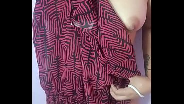 胸を見せている