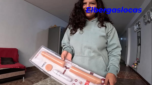 Probando por primera vez la doble penetracion, quise probar que se siente que me penetren con dos penes a la vez y me encanto.