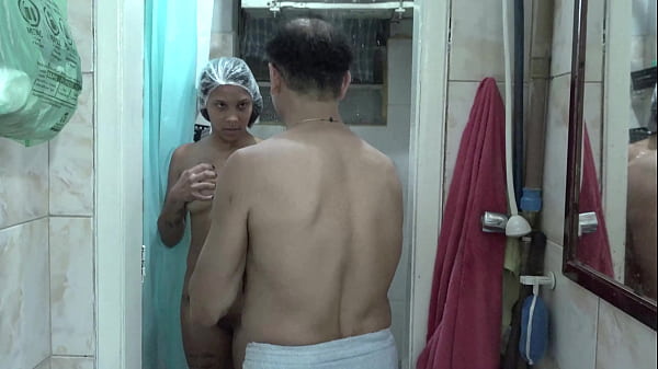 Meu marido fodia a enteada dele no banho, e pen...