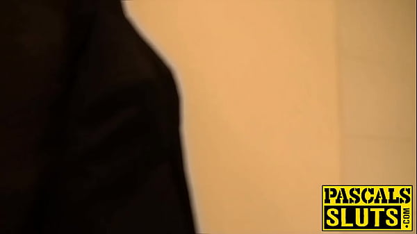 愛らしいベイビーはアナルファックを楽しんで、男にアナルジョブを与える