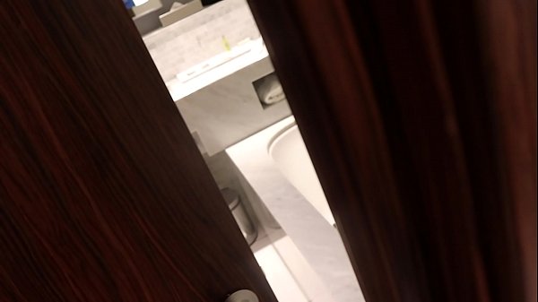 Espiaba a mi madrastra mientras se masturbaba en el baño. Parte 1
                   Espiaba a mi madrastra mientras se masturbaba en el baño. Parte 1 muchos negros