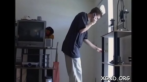 興奮した女の子の猫を体当たり