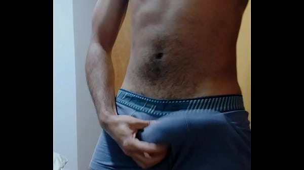 Download Video - Brasileiro novinho se exibindo e mostrando o pau grosso