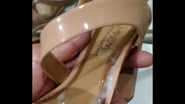 Download Video - Gozando com tes&atilde;o na sand&aacute;lia Ramarim da namorada&excl; Muito tes&atilde;o&comma; enchi de leite&excl;&excl;&excl;