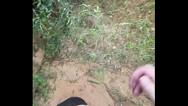 森の中の路上での公然のセックス &ndash; 車が通り過ぎる中、妻は汚い売春婦のように扱われる