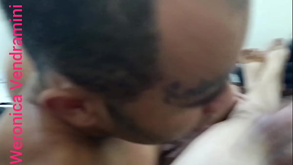 Linda boneca dotada levando pica no cuzinho de ...