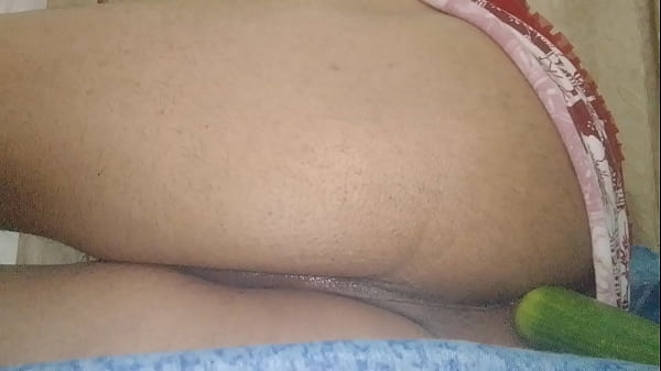 Uborkát dugtam a szűk seggembe