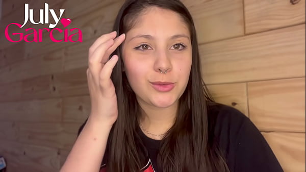 Morena peituda vai ao motel e se masturba com seus brinquedos na banheira