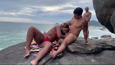 Casal me convidou pra participar da putaria ao ar livre, n&atilde;o teve jeito e meti a piroca nessa Gostosa Wife