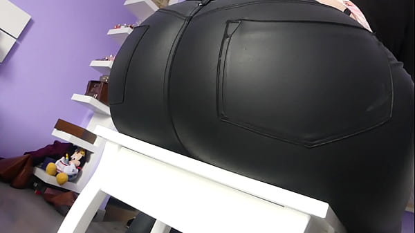 Nini Divine's huge ass is very tight in these leggings!