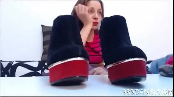 Brunette shows her soles on webcam - 989cams.com
