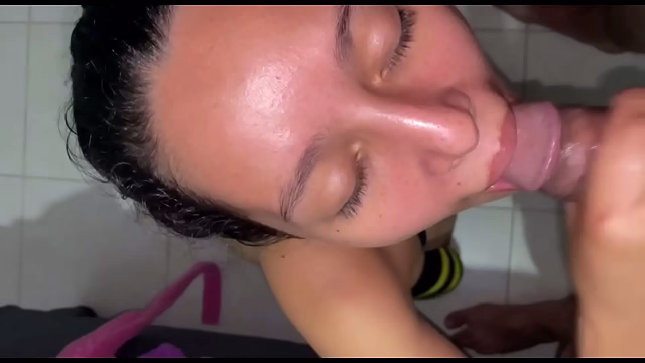 se lo chupo a mi padrastro hasta correrse en mi boca