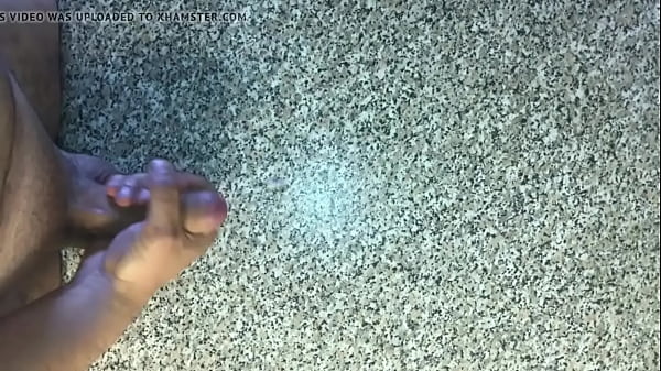 7782980 mann spritz auf tisch ab 720p