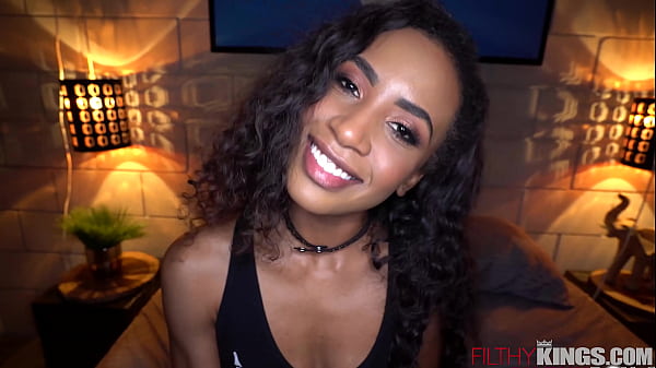 Demi Sutra Dans L'une De Ses Premières Scènes Porno Hardcore