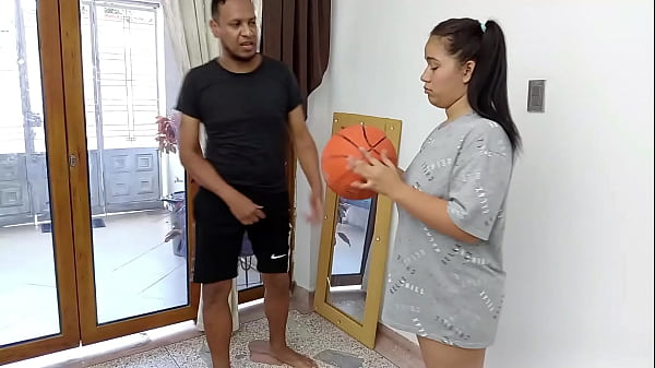 Download Video - MI HIJASTRA ES UNA ZORRA&comma; TENIENDO NOVIO ME CONVENCE DE FOLLARLA PORQUE SE SIENTE SOLITA-highlight-