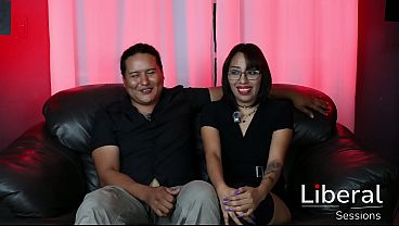 Un cornudo no puede tener una erecci&oacute;n hasta que ve a su esposa ser follada