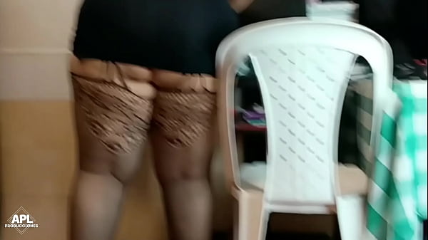 Download Video - Mi madrastra bien cachonda mostrando su enorme culo para que le meta el dedo y le folle su pussy hasta llenarla de creampie - Historia completa