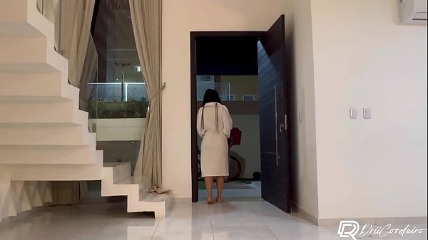 Download Video - Entregador de delivery faz entrega e fode com morena gostosa que estava sozinha em casa