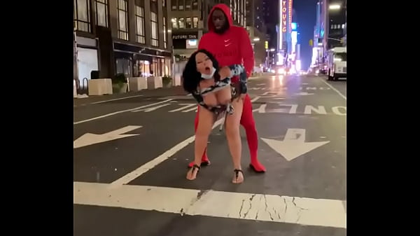 Baiser En Public Avec La Chienne Tatouée