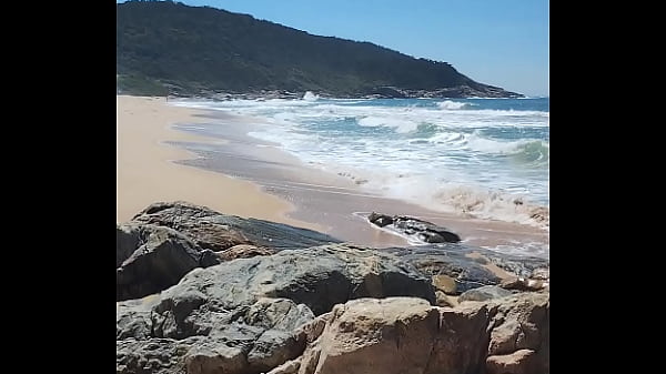 Fui reconhecida por um f&atilde; na praia de nudismo q...